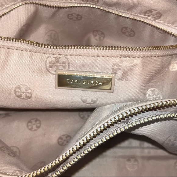 TORY BURCH Marion Quilted Patent Chain-Shoulder Slouchy Tote in Light Oak - Picture 6 of 6